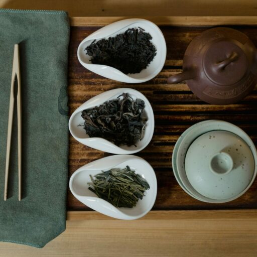 Quelle est la différence entre le thé noir, le thé vert et le thé blanc ?